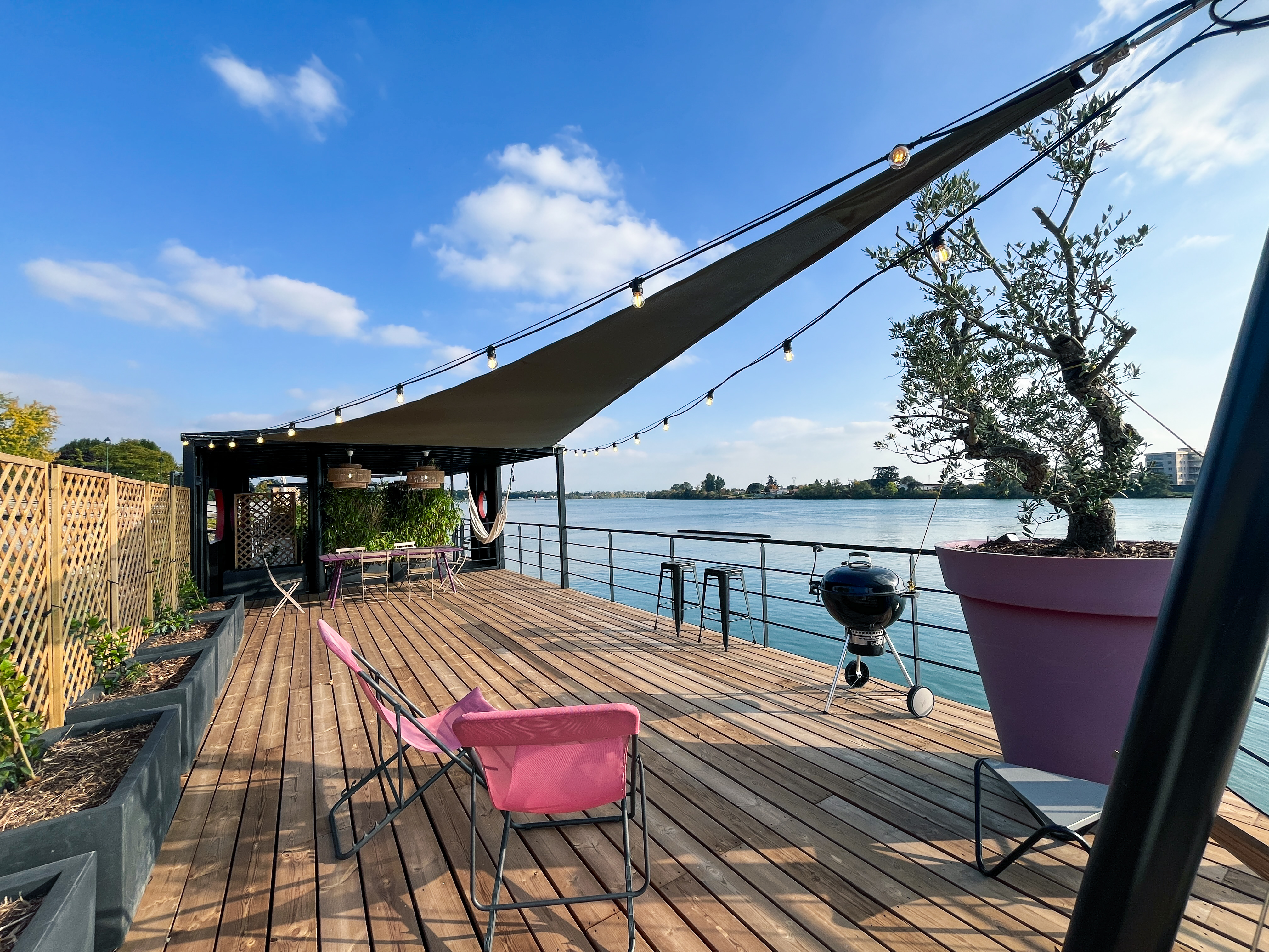 Terrasse de LA PENICHE au bord du Rhône